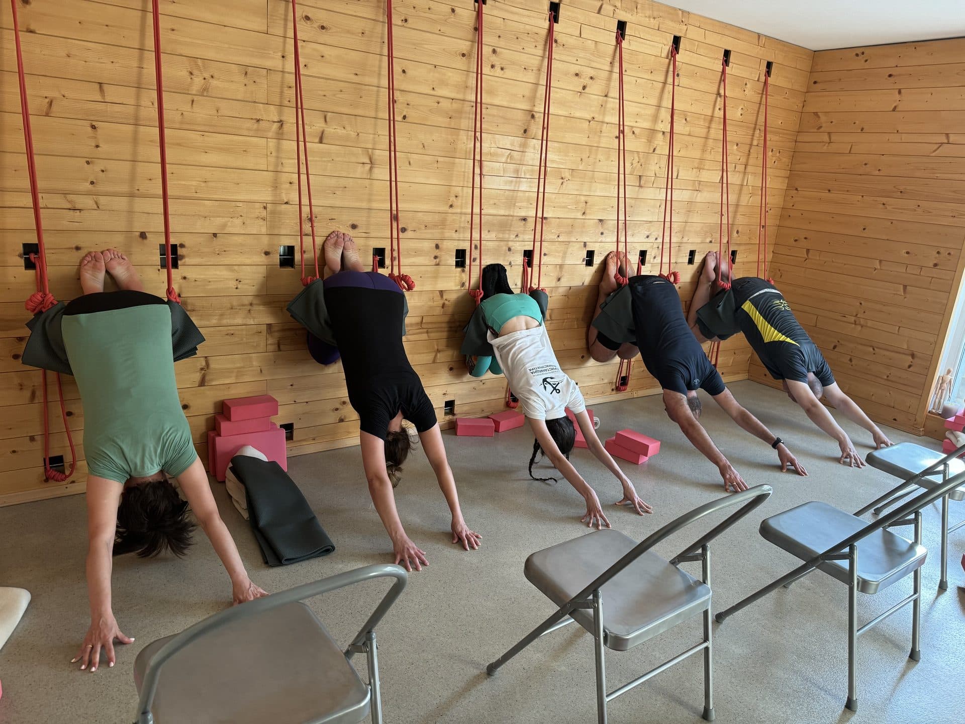 Групова практика с въжета на стена в студиото