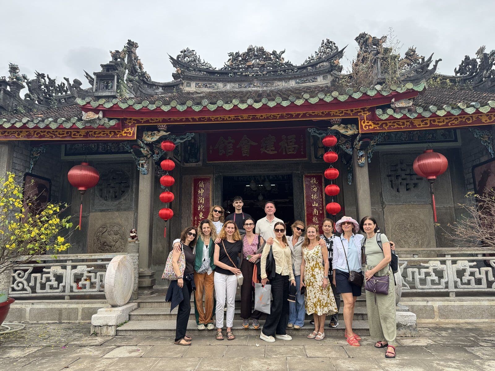 Групата от ретрийта пред виетнамски храм